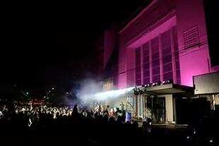 Mientras el Teatro Nacional Cervantes festejó sus 100 años, el Complejo Teatral de Buenos Aires sumó a su red de salas el Cine/teatro El Plata