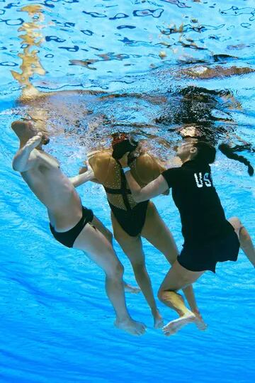 El dramático momento en que una nadadora se desmaya y es rescatada del agua por su entrenadora