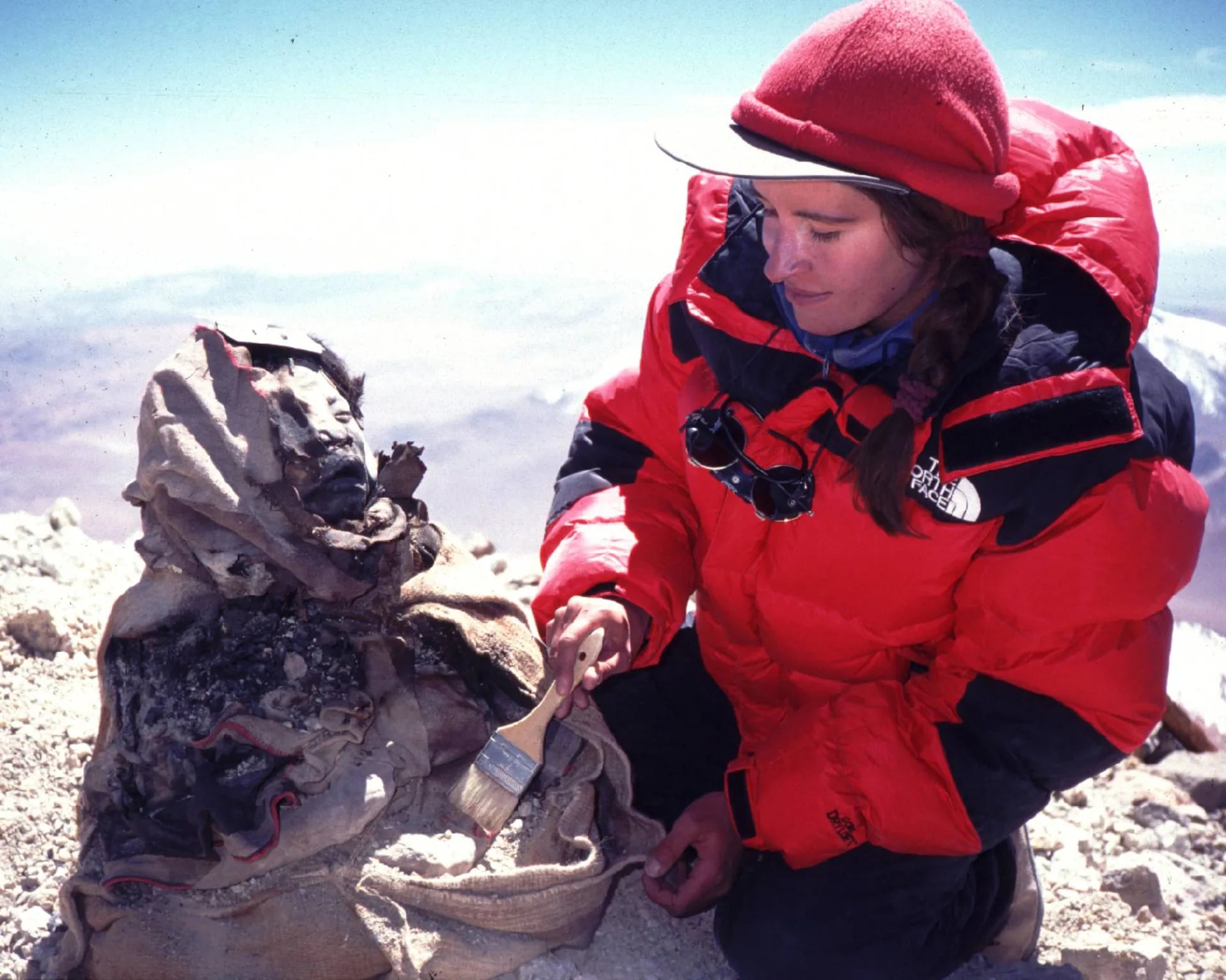 La antropóloga Constanza Ceruti cuando descubrió La Niña del Rayo en la cima del volcán Llullaillaco.