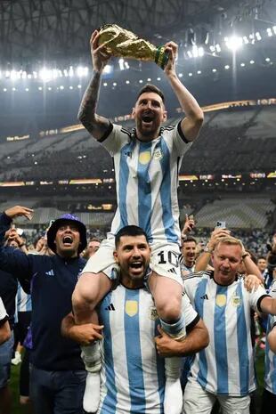 La foto de Sergio Agüero mientras lleva en andas a Lionel Messi fue la segunda con la Copa del Mundo, tras la conquista en Qatar