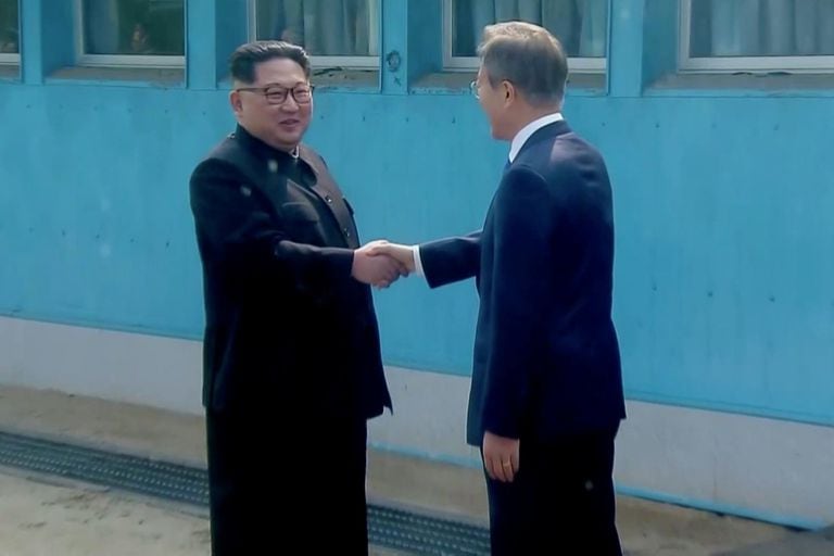 Kim Jong-un se convirtió en el primer dictador norcoreano en pisar suelo del país vecino; el saludo con el presidente Moon Jae-in marcó el inicio de una esperada reunión en la que buscarán sellar un acuerdo definitivo