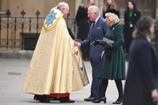El príncipe de Gales junto a su mujer, Camilla, que honró a su suegro al llevar su broche conmemorativo del regimiento con el que estuvo asociado durante 70 años, una alhaja con forma de corneta, que la duquesa de Cornwall también lució en el funeral de su suegro.

