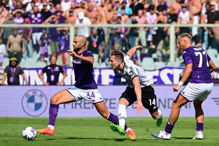 Sofyan Amrabat con la camiseta de Fiorentina; el mediocampista no se presentó a entrenar