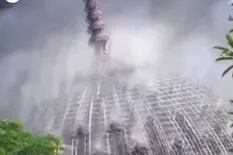 El video del colapso de la gran cúpula de una mezquita en Indonesia por un incendio