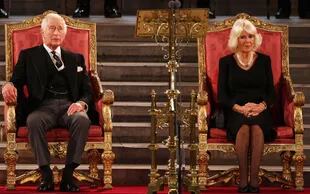 El rey británico Carlos III y la reina consorte Camilla asisten a la presentación de los discursos de ambas Cámaras del Parlamento en Westminster Hall, dentro del Palacio de Westminster, en el centro de Londres, el 12 de septiembre de 2022.