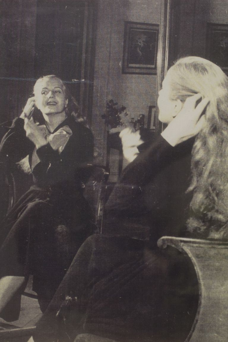 Una imagen de Eva Perón, a quien admira, en un rincón destacado de su peluquería. Fue el encargado de peinarla tras una de las exhumaciones de su cuerpo.