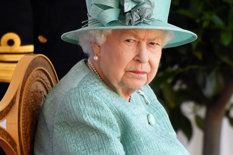 Según una especialista, la reina Isabel saca a pasear a sus perros cuando hay alguna situación difícil que involucre a la Corona