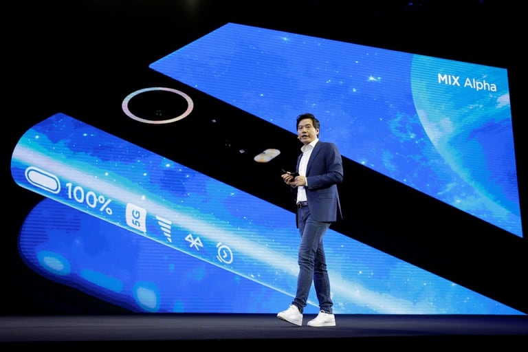 El Xiaomi Mi Mix Alpha fue un novedoso teléfono con una pantalla inédita y una potente cámara triple con un sensor de 108 megapixeles anunciado por la compañía china hace dos años