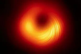 Imagen de la emisión polarizada del anillo en M87, relacionado con el campo magnético alrededor de la sombra del agujero negro