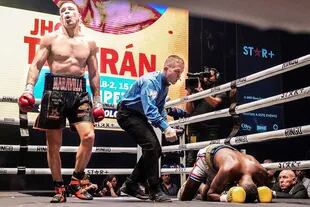 El colombiano Jhon Teherán ya está en el piso; Maravilla Martínez ganó en el primer asalto en el Luna Park