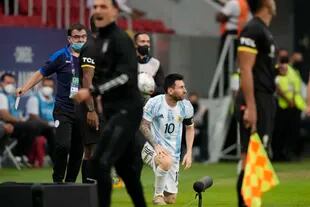 Messi, en el centro, se arrodilla mientras Scaloni grita. El futuro de la selección se juega, en parte, entre las decisiones de ambos.