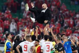 Los jugadores marroquíes lanzan por el aire a Walid Regragui, un director técnico más contemplativo con los jugadores que su antecesor, el despedido bosnio Vahid Halilhodzic.