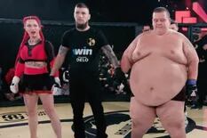 Video: la insólita pelea entre un youtuber de 240 kilos y una luchadora de MMA