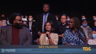 Inés Palacios junto a otros becarios de la Fundación Obama durante el programa "The Daily Show" conducido por Noah Trevor, y del que participó el expresidente estadounidense Barack Obama