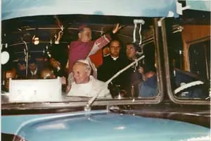 El día que Juan Pablo II anduvo en colectivo y los “tres milagros” que salvaron al interno 1 del desguace