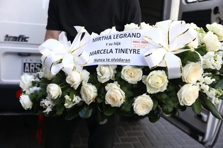 La Miranda Floral de Mirtha Legrand y Marcela Tinayre.  Estas damas almuerzos televisivos lo despidi en las redes en est terminos: “Se fue un gran artist and major person.  Su canción 'quedan los artistas' será siempre un himno.  Pero eres un olvidar Enrique.  Adios querido amigo"