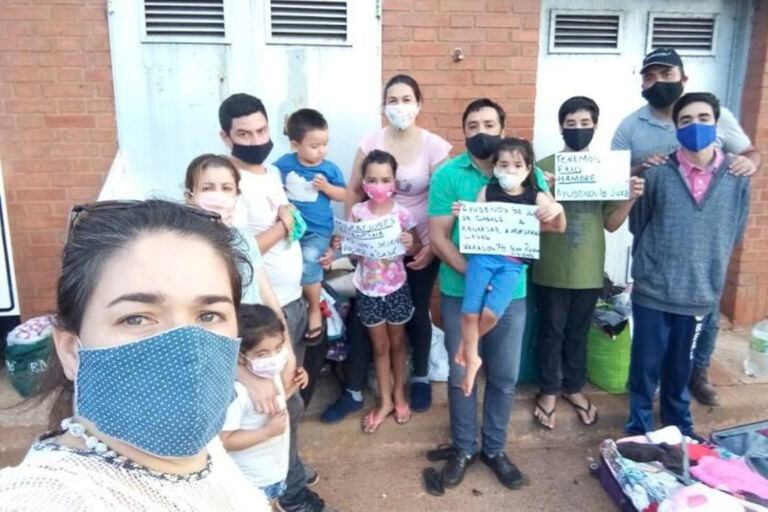 Tres familias viven desde hace 14 días viven en un puente internacional y no pueden entrar a la Argentina