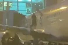 Un pasajero abrió la puerta de emergencia del avión y caminó sobre el ala