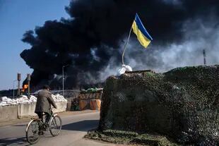Un hombre atraviesa un puesto de control en Kiev