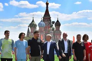 El presidente ruso Vladimir Putin y el,presidente de la FIFA Gianni Infantino posan para una foto junto a los ex jugadores Iker Casillas, Alexei Smertin, Ronaldo, Lothar Matthaeus y Carles Puyol en Moscú. Solo faltó Maradona