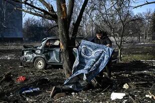 Desolación, bombardeos y cadáveres calcinados en el este de Ucrania