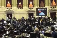 Escándalo en Diputados por el mega-DNU: furia opositora en el final de la sesión