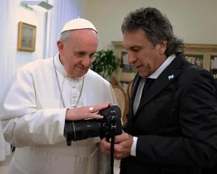 El Papa bendijo la cámara del fotógrafo de la Casa Rosada