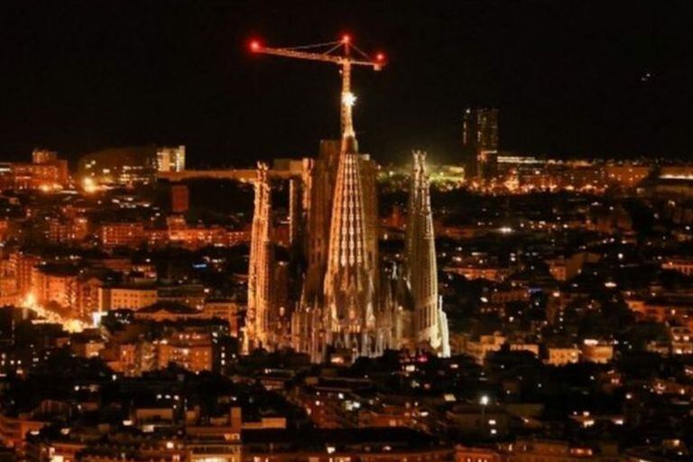 La Torre de la Virgen, de 127 metros de altura, fue coronada hace unos días con la estrella de vidrio texturizado con una estructura de acero inoxidable en las aristas