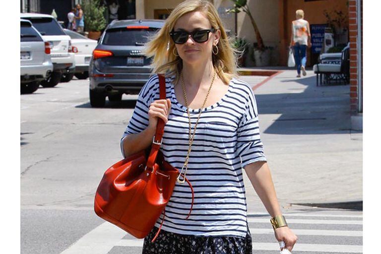 Reese Witherspoon elige la Knot, de Bottega Veneta, para acompañar sus outfits de día ¿Qué te parece en color rojo?