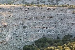 Un equipo de arqueólogos halló 400 tumbas perforadas en la roca que datan de hace 1800 años y forman parte de una de las mayores necrópolis del mundo excavadas en piedra