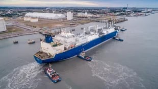 Excelerate Energy mengoperasikan kapal regasifikasi Exemplar di Pelabuhan Ingeniero White, Bahía Blanca