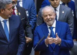 Lula saluda tras su asunción en el Congreso