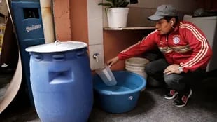 Marcos Chinchilla junta el agua en palanganas