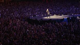 Jagger rodeado de un mar de fanáticos