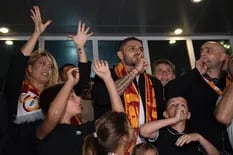 Más de 30.000 hinchas de Galatasaray recibieron a Mauro Icardi y a Wanda Nara en Estambul