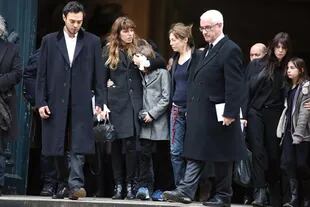 Abatida y triste, el 19 de diciembre de 2013 durante el funeral de Kate Barry, su hija mayor, en París. Acompañan a Jane Charlotte Gainsbourg y Lou Doillon, sus otras dos hijas, y sus nietos