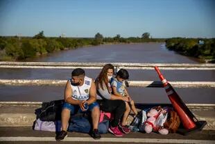 Matías Mixael Monje y Silvana Centurión, junto a su hijo de cinco años; están varados en el puente a la espera del resultado de los hisopados