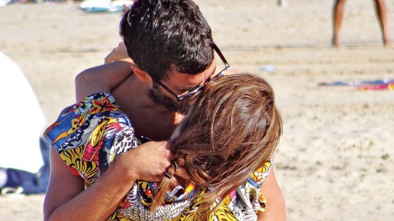 Beso a beso. Muy cariñosos se mostraron Mariano Martínez y Lali Espósito