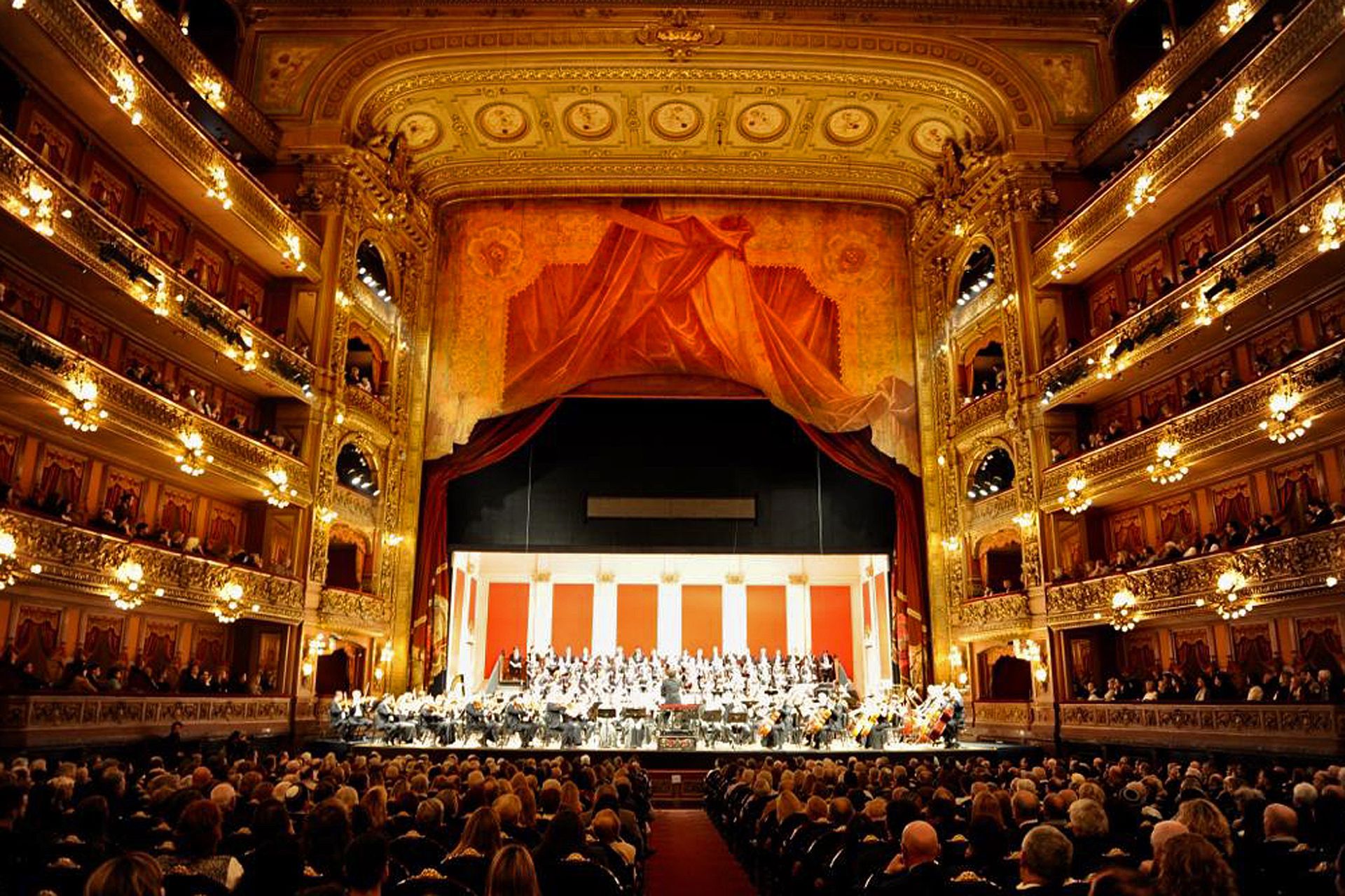 Más de 200 personas en el escenario del Teatro Colón para la obra Réquiem/Kadish del director Ángel Mahler