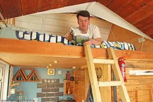 Para acceder al "dormitorio", el muchacho tiene que utilizar una escalera de madera que luego puede elevar
