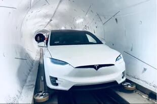 Elon Musk presentó un prototipo de su invento en Los Ángeles; por los túneles circularían autos autónomos y eléctricos a 241 kilómetros por hora