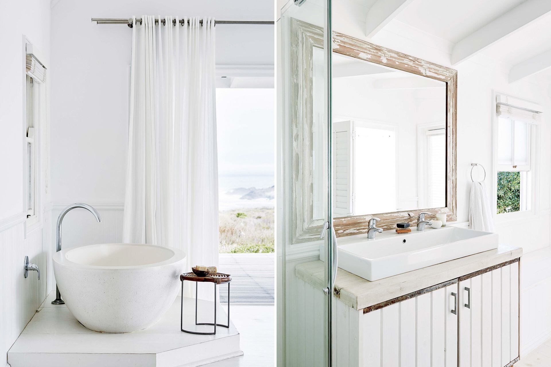 El cuarto de baño tiene una bacha doble de apoyo y un espejo con marco decapado, que se asocia con el estilo de la cama.