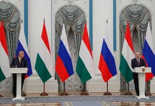 Vladimir Putin y Viktor Orban, en el Kremlin, en febrero pasado. (Photo by YURI KOCHETKOV / POOL / AFP)