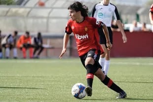 Zurdo, Luka Romero se destaca por su conducción de la pelota y la habilidad; en la escena, con la camiseta en las categorías juveniles de Mallorca
