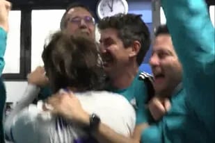 El enloquecido festejo de Modric en un vestuario exultante, tras la victoria sobre PSG
