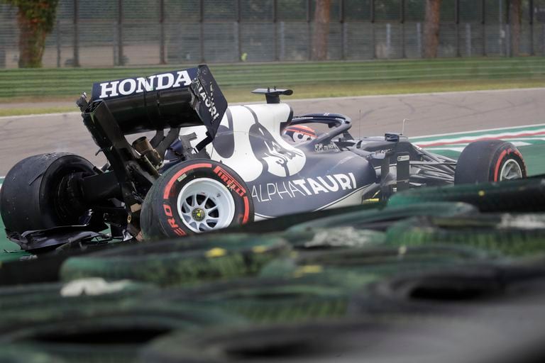 El piloto japonés Yuki Tsunoda chocó su Alpha Tauri en el comienzo de la calificación para el Gran Premio de Fórmula 1 de Emilia Romaña.