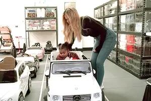 El garage de Khloé Kardashian: mini estacionamiento y "zona de regalos"