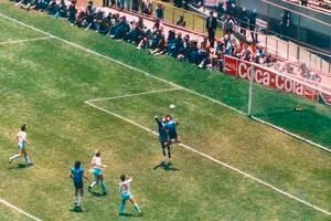 Las fotos que aparecieron 36 años después y el argentino que se identificó detrás del arco en el gol de la Mano de Dios