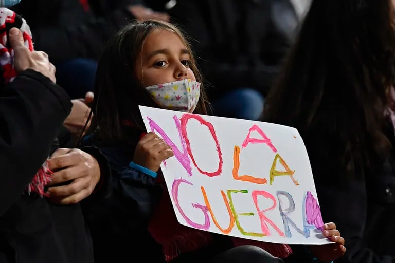 Una niña sostiene un mensaje de paz en las gradas antes de Rayo Vallecano vs. Real Madrid, por la liga española,