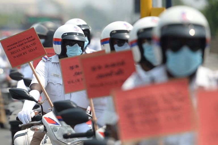 El personal de la policía que viaja en motocicletas sostiene carteles durante un mitin de concientización sobre el coronavirus en Chennai, la India, el 29 de abril de 2021